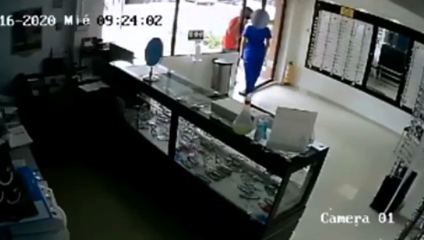 Captura de video, momento en el que llega el delincuente