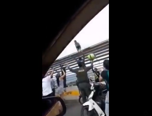 Captura de video, policía intentando convencer a la joven