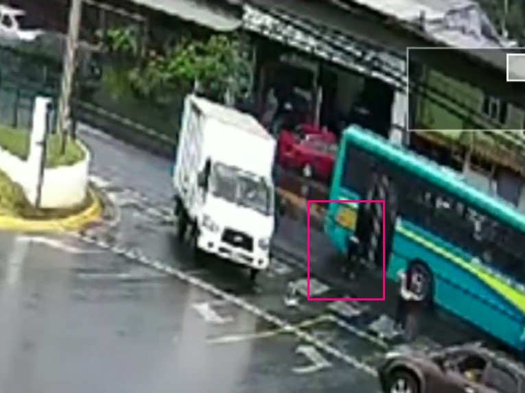 Momento en el que impacta con un bes, captura de video