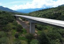 Puente de la variante de San Gil rodeado de montañas en Santander