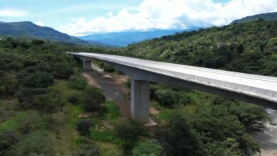 Puente de la variante de San Gil rodeado de montañas en Santander