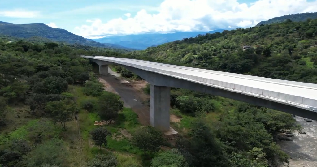 Puente de la variante de San Gil rodeado de montañas en Santander